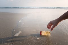 La mano de una mujer está cogiendo una botella plástica para limpiar foto de archivo libre de regalías La mano de una mujer está cogiendo una botella plástica para limpiar foto de archivo libre de regalías