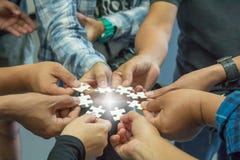 La mano de una unidad de negocio que quiere poner un pedazo de rompecabezas fotos de archivo La mano de una unidad de negocio que quiere poner un pedazo de rompecabezas fotos de archivo