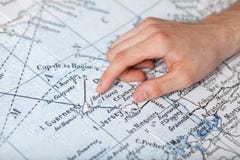 La mano del hombre en mapa imagen de archivo libre de regalías La mano del hombre en mapa imagen de archivo libre de regalías