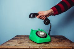La mano dell'uomo che prende telefono fotografie stock La mano dell'uomo che prende telefono fotografie stock
