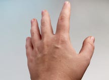 La mano della donna su un fondo leggero Apra la palma fotografia stock La mano della donna su un fondo leggero Apra la palma fotografia stock
