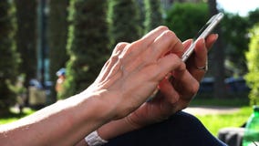 La mano di un uomo bianco con le dita lavora al pannello del sensore del ` s del telefono La mano di un uomo bianco con le dita lavora al pannello del sensore del ` s del telefono