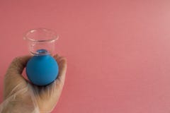 La mano femminile con il manicure francese nel guanto della medicina tiene il barattolo medico cosmetico blu per il massaggio fac immagini stock La mano femminile con il manicure francese nel guanto della medicina tiene il barattolo medico cosmetico blu per il massaggio fac immagini stock