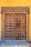La mano hizo la puerta a mano de madera en Stonetown en Zanzíbar fotografía de archivo libre de regalías La mano hizo la puerta a mano de madera en Stonetown en Zanzíbar fotografía de archivo libre de regalías