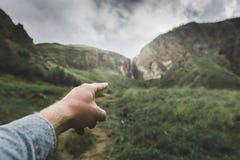 La mano masculina indica la dirección del movimiento, punto de vista tirado Concepto del viaje de la aventura del viaje fotografía de archivo libre de regalías La mano masculina indica la dirección del movimiento, punto de vista tirado Concepto del viaje de la aventura del viaje fotografía de archivo libre de regalías