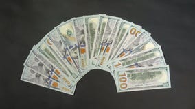 La mano separa la fan del dinero en la tabla La gente muestra un aumento de los dólares 4k almacen de video La mano separa la fan del dinero en la tabla La gente muestra un aumento de los dólares 4k almacen de video