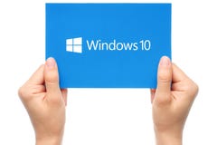 La mano tiene il logotype di Windows 10 fotografia stock La mano tiene il logotype di Windows 10 fotografia stock