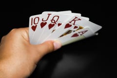 La mano tiene le carte su fondo nero fotografie stock La mano tiene le carte su fondo nero fotografie stock
