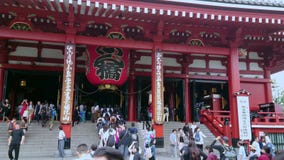 La mayoría del templo famoso en Tokio - el templo de Senso-Ji en Asakusa - TOKIO, JAPÓN - 12 de junio de 2018 metrajes La mayoría del templo famoso en Tokio - el templo de Senso-Ji en Asakusa - TOKIO, JAPÓN - 12 de junio de 2018 metrajes