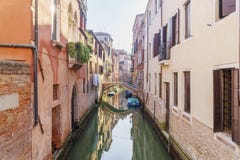 La mañana Venecia en salida del sol se enciende con los barcos y los edificios brillantes imágenes de archivo libres de regalías La mañana Venecia en salida del sol se enciende con los barcos y los edificios brillantes imágenes de archivo libres de regalías