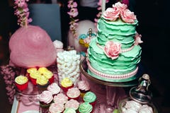 la menta Due-livellata ha colorato la torta nunziale con le rose, i macarons e le caramelle gommosa e molle crema Candy Antivari Fotografia Stock Libera da Diritti la menta Due-livellata ha colorato la torta nunziale con le rose, i macarons e le caramelle gommosa e molle crema Candy Antivari Fotografia Stock Libera da Diritti