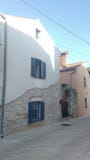 La metà ha lapidato la casa in Stinjan, Croazia fotografia stock La metà ha lapidato la casa in Stinjan, Croazia fotografia stock