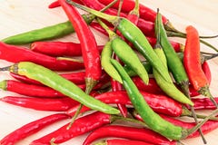La mezcla fijada de pimientas largas sazona el condimento picante del fondo de la salsa con pimienta vegetal de madera verde roja fotos de archivo libres de regalías La mezcla fijada de pimientas largas sazona el condimento picante del fondo de la salsa con pimienta vegetal de madera verde roja fotos de archivo libres de regalías