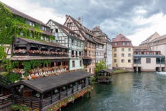 La mitad tradicional enmaderó casas en el La Petite France de Estrasburgo foto de archivo La mitad tradicional enmaderó casas en el La Petite France de Estrasburgo foto de archivo