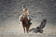 La Mongolie occidentale, chassant avec Eagle d'or Jeune fille mongole - Hunter On Horseback Participating In Eagle Festival d'or images libres de droits La Mongolie occidentale, chassant avec Eagle d'or Jeune fille mongole - Hunter On Horseback Participating In Eagle Festival d'or images libres de droits