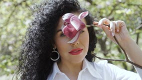 La morenita rizada encantadora goza del olor de la flor de la magnolia metrajes La morenita rizada encantadora goza del olor de la flor de la magnolia metrajes