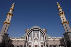 La mosquée de territoire fédéral, Kuala Lumpur Malaysia au ciel bleu images libres de droits La mosquée de territoire fédéral, Kuala Lumpur Malaysia au ciel bleu images libres de droits
