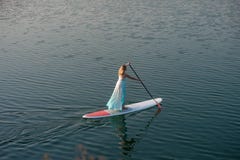 La muchacha atlética se levanta paddleboard01 fotos de archivo libres de regalías La muchacha atlética se levanta paddleboard01 fotos de archivo libres de regalías