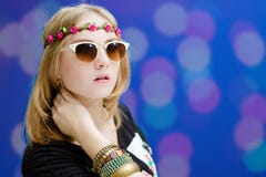 La muchacha bonita en gafas de sol y la flor enrruellan encendido Fotos de archivo libres de regalías La muchacha bonita en gafas de sol y la flor enrruellan encendido Fotos de archivo libres de regalías