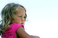 La muchacha de 3-4 años considera con interés algo imágenes de archivo libres de regalías La muchacha de 3-4 años considera con interés algo imágenes de archivo libres de regalías