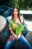 La muchacha de la moda del verano en patio trasero en estilo del boho viste con bouqu Foto de archivo libre de regalías La muchacha de la moda del verano en patio trasero en estilo del boho viste con bouqu Foto de archivo libre de regalías
