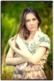La muchacha del pueblo en una bufanda fotografía de archivo libre de regalías La muchacha del pueblo en una bufanda fotografía de archivo libre de regalías