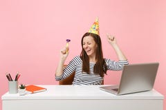 La muchacha divertida con los ojos cerrados en sombrero de la fiesta de cumpleaños con jugar el baile del tubo goza el celebrar m fotos de archivo La muchacha divertida con los ojos cerrados en sombrero de la fiesta de cumpleaños con jugar el baile del tubo goza el celebrar m fotos de archivo