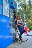 La muchacha en la gasolinera imagen de archivo La muchacha en la gasolinera imagen de archivo