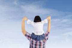 La muchacha en sus padres apoya La muchacha en sus padres apoya