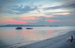 La muchacha es enamorada antes de puesta del sol en bahía larga de la ha imagenes de archivo La muchacha es enamorada antes de puesta del sol en bahía larga de la ha imagenes de archivo