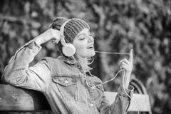 La muchacha escucha m?sica en parque Sonido de la melod?a y mp3 Concepto del fan de m?sica Los auriculares deben tener artilugio imágenes de archivo libres de regalías La muchacha escucha m?sica en parque Sonido de la melod?a y mp3 Concepto del fan de m?sica Los auriculares deben tener artilugio imágenes de archivo libres de regalías