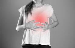 La muchacha está llevando a cabo su corazón Dolor en corazón Cierre para arriba imágenes de archivo libres de regalías La muchacha está llevando a cabo su corazón Dolor en corazón Cierre para arriba imágenes de archivo libres de regalías