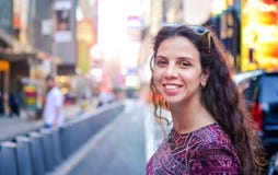 La muchacha feliz ajusta a veces Nueva York, los E.E.U.U. Imagen de archivo La muchacha feliz ajusta a veces Nueva York, los E.E.U.U. Imagen de archivo