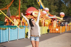 La muchacha feliz joven disfruta en el parque foto de archivo libre de regalías La muchacha feliz joven disfruta en el parque foto de archivo libre de regalías