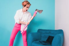 La muchacha furiosa enojada de la empresaria con un hacha rompe un ordenador portátil, gritando Emociones humanas negativas, expr foto de archivo La muchacha furiosa enojada de la empresaria con un hacha rompe un ordenador portátil, gritando Emociones humanas negativas, expr foto de archivo