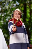La muchacha hermosa escucha la música y las demostraciones cepillan que dibuja fotografía de archivo libre de regalías La muchacha hermosa escucha la música y las demostraciones cepillan que dibuja fotografía de archivo libre de regalías