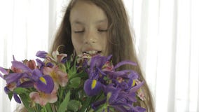 La muchacha hermosa goza del ramo de iris y de alstroemeria metrajes La muchacha hermosa goza del ramo de iris y de alstroemeria metrajes
