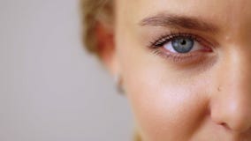 La muchacha hermosa que el blonde mira en la cámara, cierre para arriba La muchacha abre ojos en la cámara metrajes La muchacha hermosa que el blonde mira en la cámara, cierre para arriba La muchacha abre ojos en la cámara metrajes
