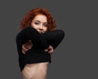 La muchacha pelirroja joven hermosa con los rizos desnuda la sonrisa en la cámara La muchacha la saca ropa Ropa cambiante fotografía de archivo La muchacha pelirroja joven hermosa con los rizos desnuda la sonrisa en la cámara La muchacha la saca ropa Ropa cambiante fotografía de archivo