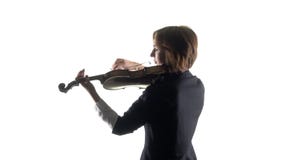 La muchacha realiza un musical en un violín en un estudio Fondo blanco metrajes La muchacha realiza un musical en un violín en un estudio Fondo blanco metrajes