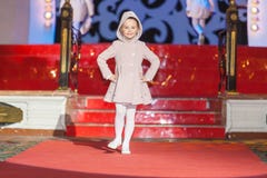 La muchacha recorre pista durante desfile de moda de los niños de Stillini imágenes de archivo libres de regalías La muchacha recorre pista durante desfile de moda de los niños de Stillini imágenes de archivo libres de regalías