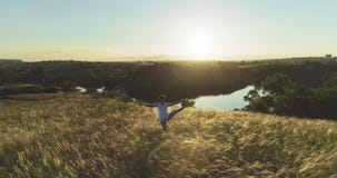 La muchacha reflexiona sobre un prado hermoso en la puesta del sol metrajes La muchacha reflexiona sobre un prado hermoso en la puesta del sol metrajes
