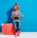 La muchacha rubia del niño con la maleta rosada del vintage y la ciudad trazan listo para las vacaciones de verano Concepto del v Imagenes de archivo La muchacha rubia del niño con la maleta rosada del vintage y la ciudad trazan listo para las vacaciones de verano Concepto del v Imagenes de archivo