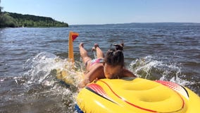 La muchacha se baña en el río almacen de metraje de vídeo La muchacha se baña en el río almacen de metraje de vídeo
