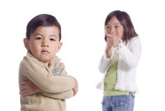 La muchacha se ríe del hermano menor. imágenes de archivo libres de regalías La muchacha se ríe del hermano menor. imágenes de archivo libres de regalías