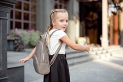 La muchacha sonriente feliz va a ense?ar por primera vez con el bolso va a la escuela primaria El alumno va estudio con la mochil fotos de archivo La muchacha sonriente feliz va a ense?ar por primera vez con el bolso va a la escuela primaria El alumno va estudio con la mochil fotos de archivo