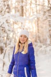 La muchacha tiene un resto en el bosque del invierno imágenes de archivo libres de regalías La muchacha tiene un resto en el bosque del invierno imágenes de archivo libres de regalías