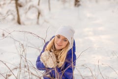 La muchacha tiene un resto en el bosque del invierno imagenes de archivo La muchacha tiene un resto en el bosque del invierno imagenes de archivo