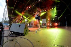 La muchedumbre en un concierto en el festival de la BOLA imagenes de archivo La muchedumbre en un concierto en el festival de la BOLA imagenes de archivo