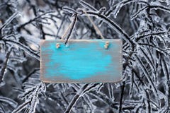 La muestra de madera antigua en blanco con hielo cubrió ramas de árbol en fondo foto de archivo La muestra de madera antigua en blanco con hielo cubrió ramas de árbol en fondo foto de archivo